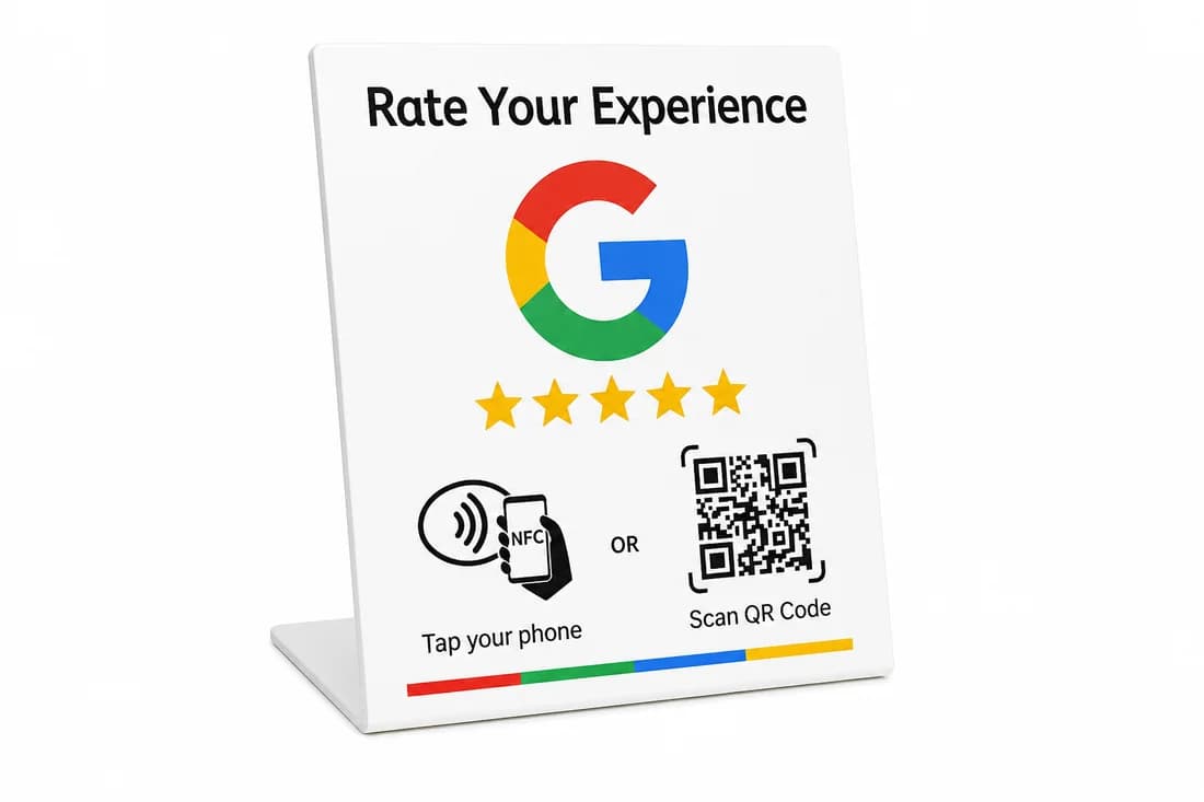 Wit acryl Google review bordje XL met extra grote NFC en QR-code op een toonbank