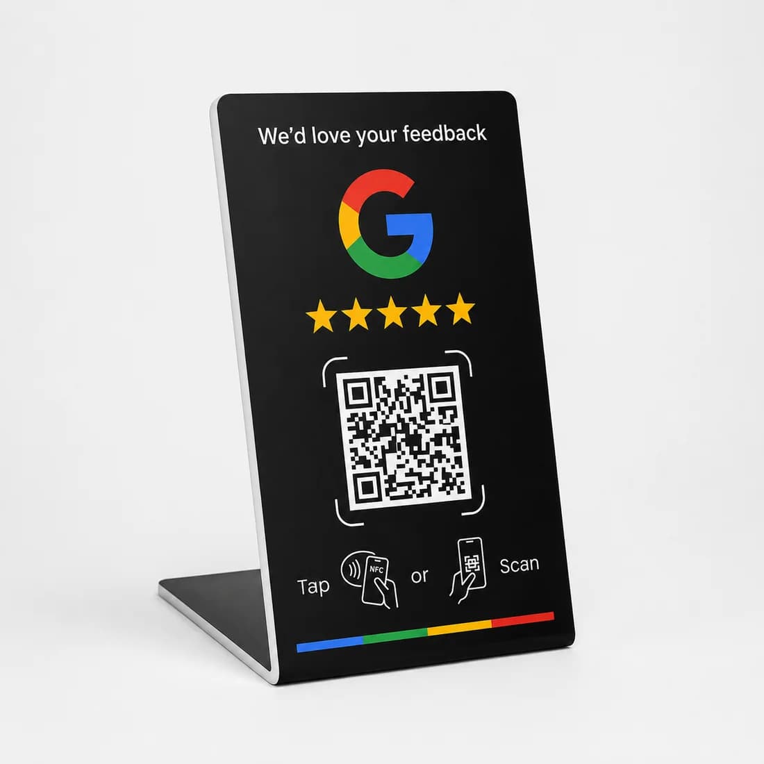 Zwart acryl Google review bordje met NFC en QR-code op een kassabalie