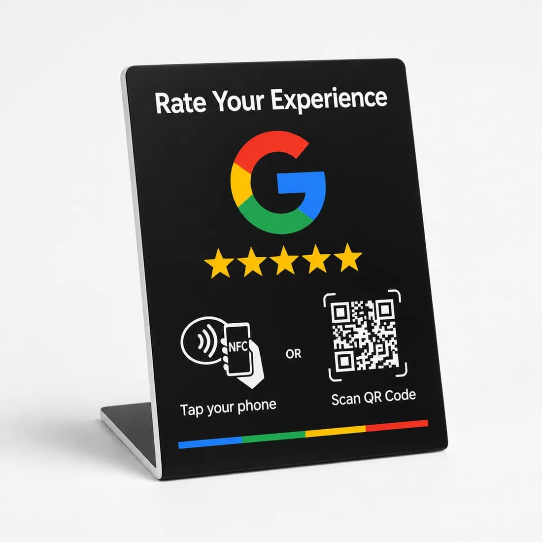 Zwart acryl Google review bordje XL met extra grote NFC en QR-code op een toonbank naast de pinautomaat